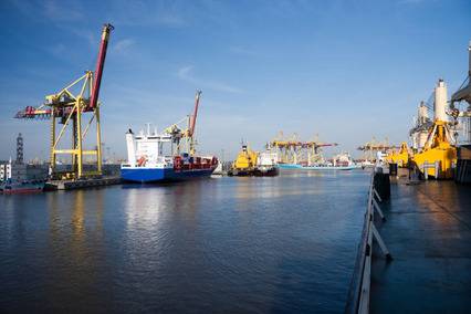 Germany's exports and imports drop in February